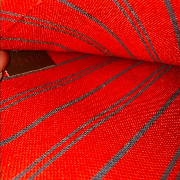 Louis Vuitton Neverfull Pouch - Picture 7 of 7